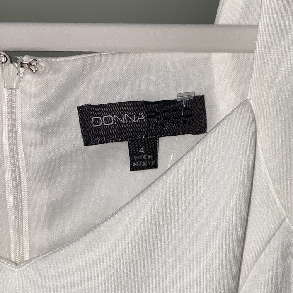 Donna Ricco white neoprene dress w/ crochet trim at bottom. Skater style. Size 4 - Picture 2 of 11